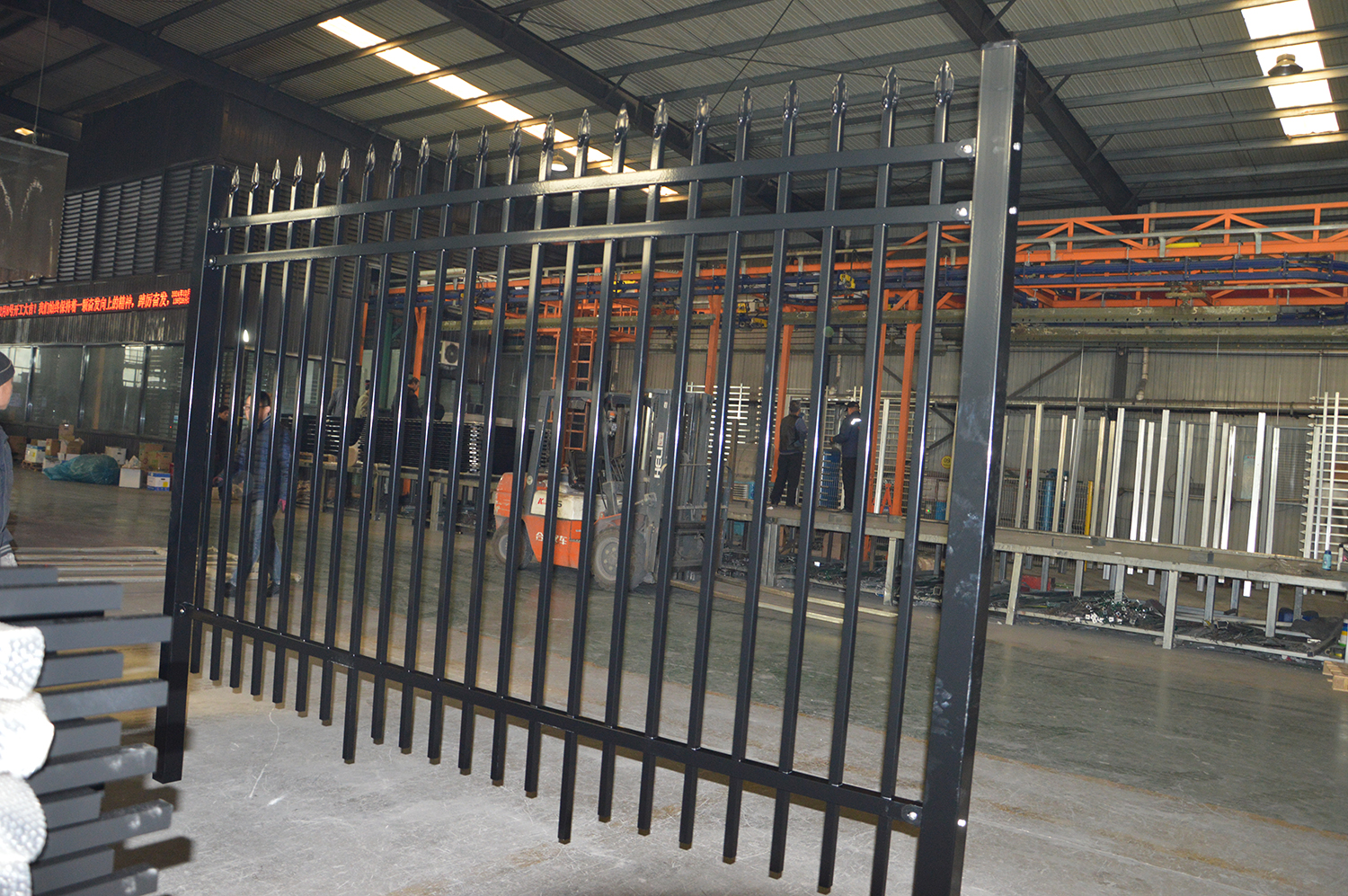 What are the production advantages of steel fence in BONKFC?cid=3